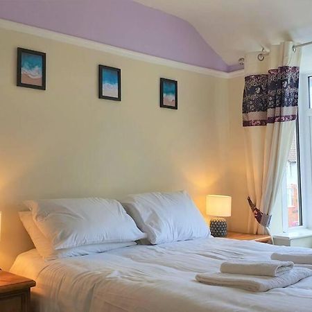 5 Bed, 2 Bath Home + Terrace, Garden & Parking Swindon Esterno foto