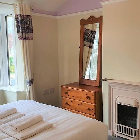 5 Bed, 2 Bath Home + Terrace, Garden & Parking Swindon Esterno foto
