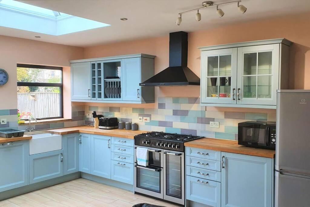 5 Bed, 2 Bath Home + Terrace, Garden & Parking Swindon Esterno foto
