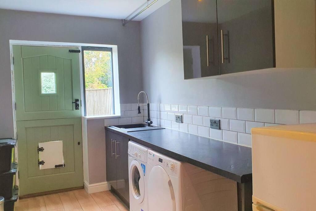 5 Bed, 2 Bath Home + Terrace, Garden & Parking Swindon Esterno foto