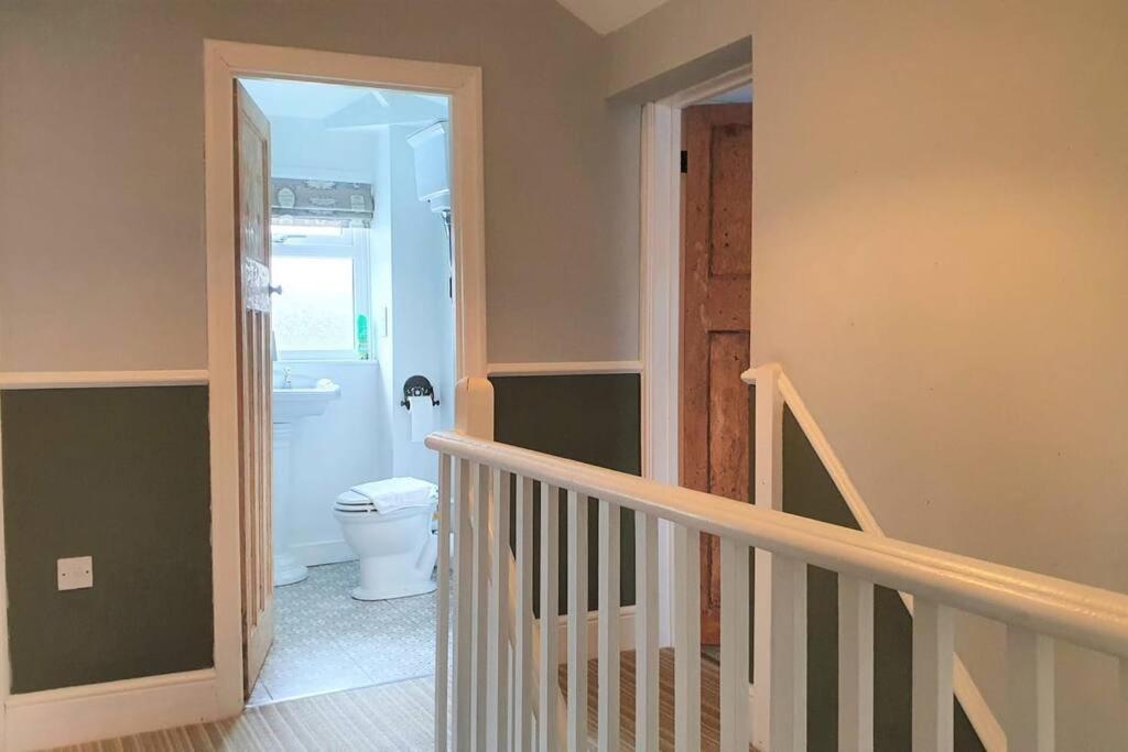 5 Bed, 2 Bath Home + Terrace, Garden & Parking Swindon Esterno foto