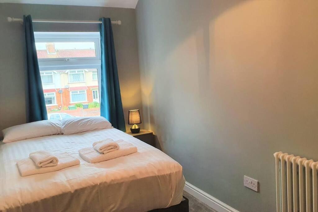 5 Bed, 2 Bath Home + Terrace, Garden & Parking Swindon Esterno foto