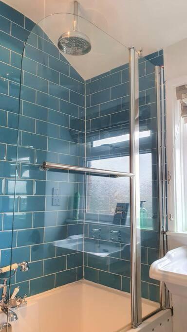5 Bed, 2 Bath Home + Terrace, Garden & Parking Swindon Esterno foto