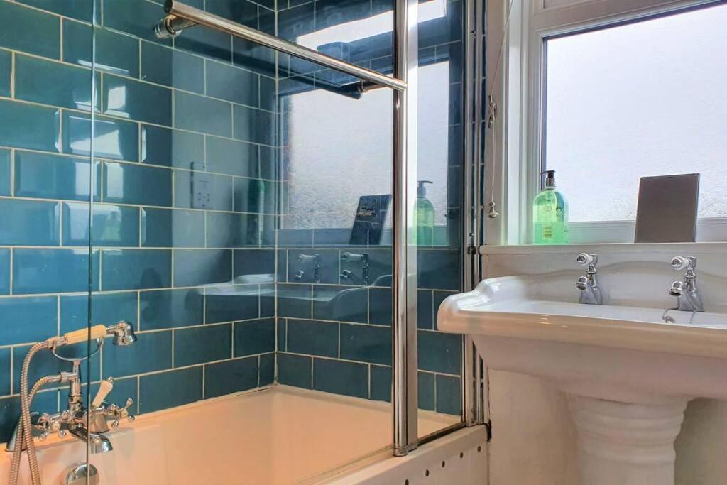 5 Bed, 2 Bath Home + Terrace, Garden & Parking Swindon Esterno foto