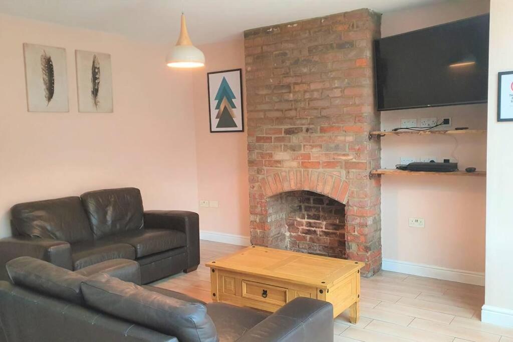5 Bed, 2 Bath Home + Terrace, Garden & Parking Swindon Esterno foto